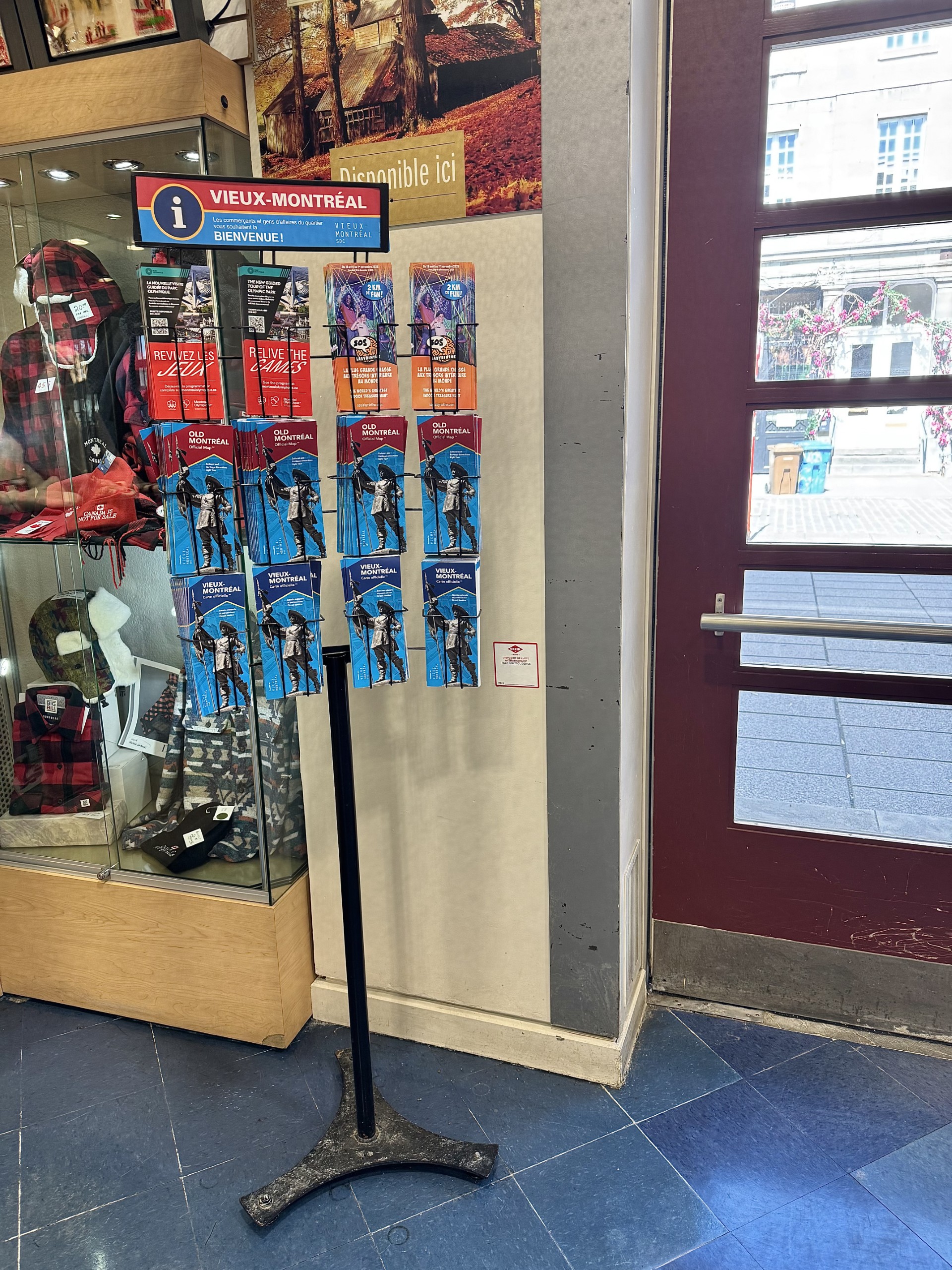 Free map rack inside Marché Bonsecours